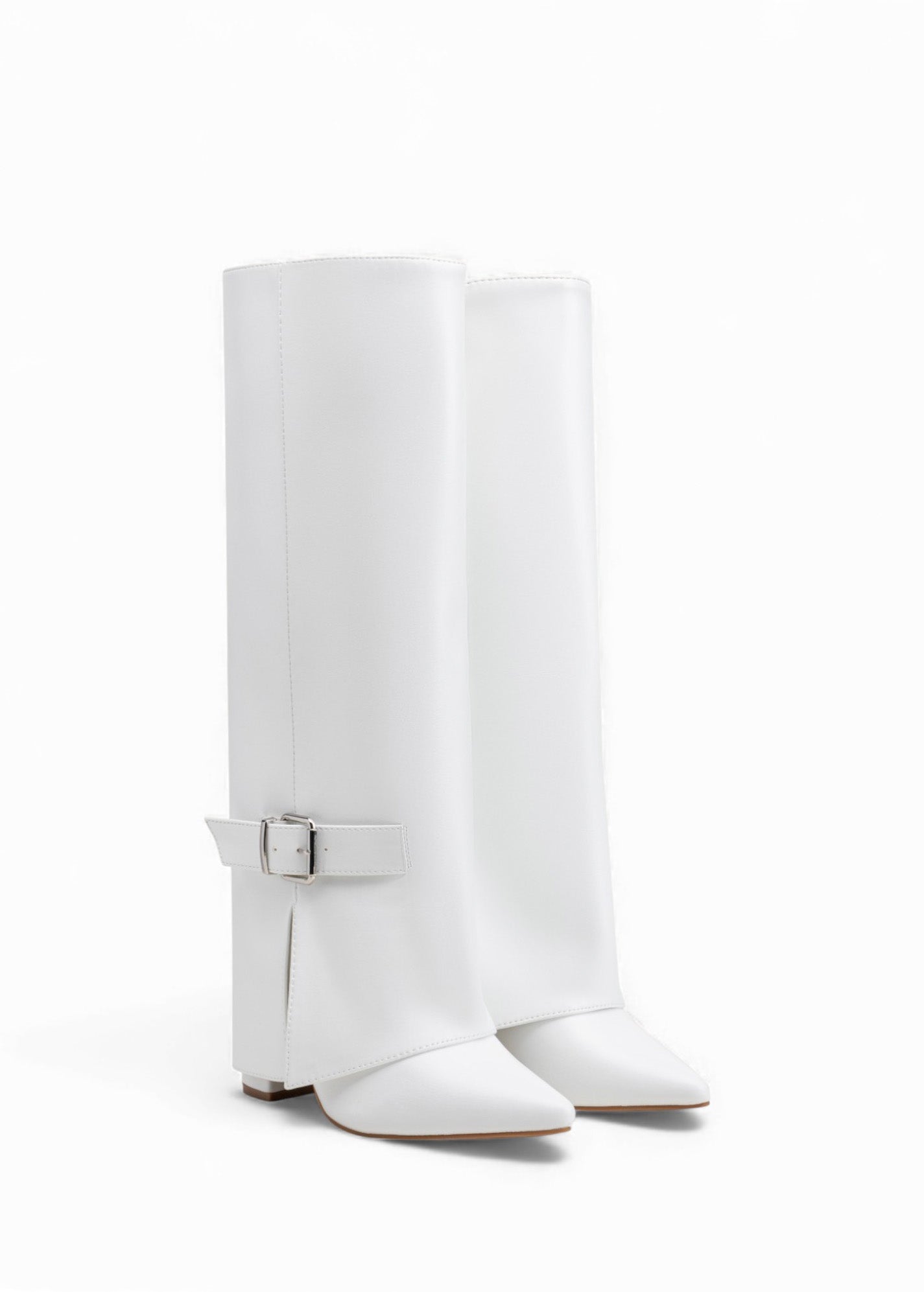 Bottes hautes talons carrés bouts pointus à rabats et boucles