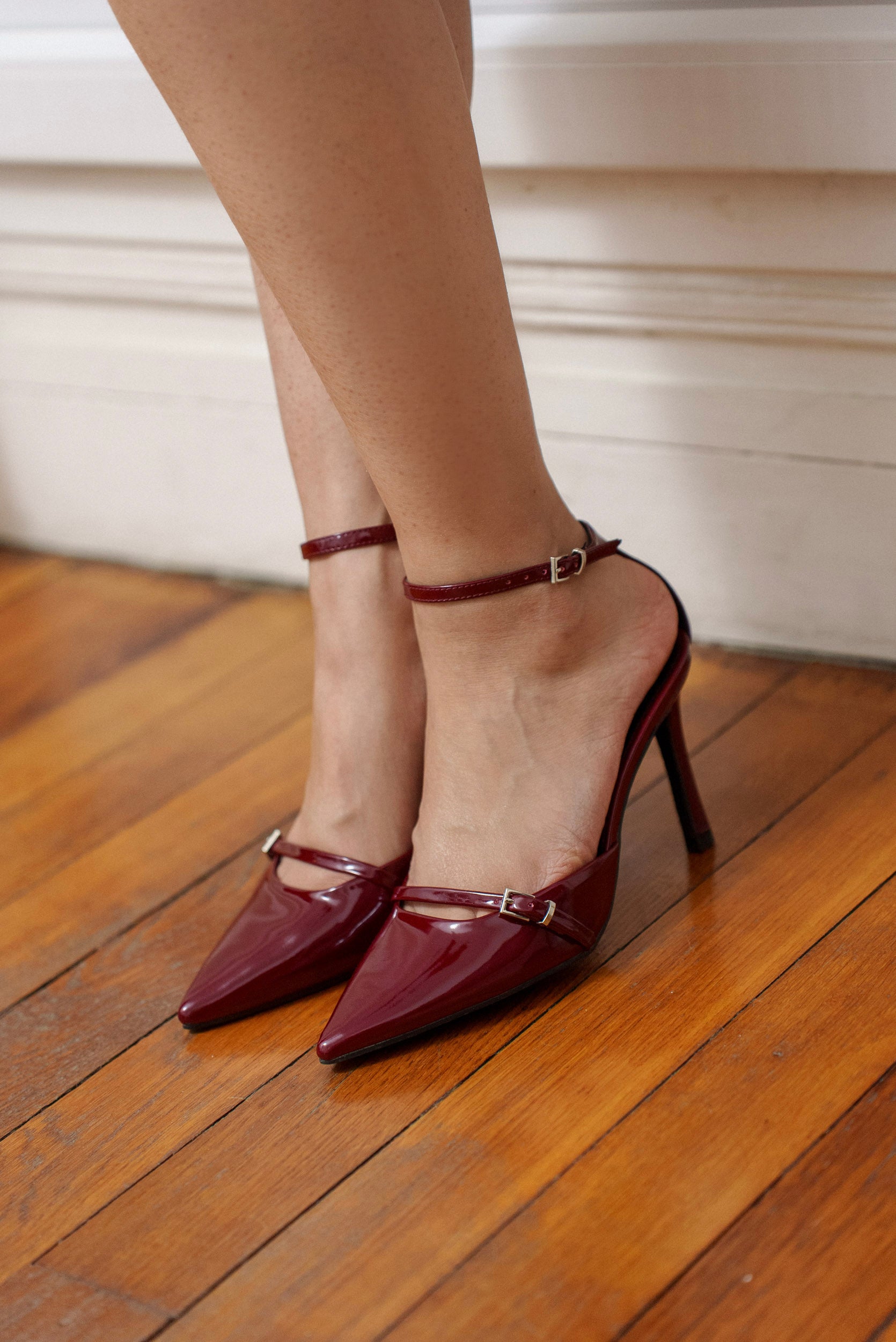 Escarpins bouts pointus vernis à brides