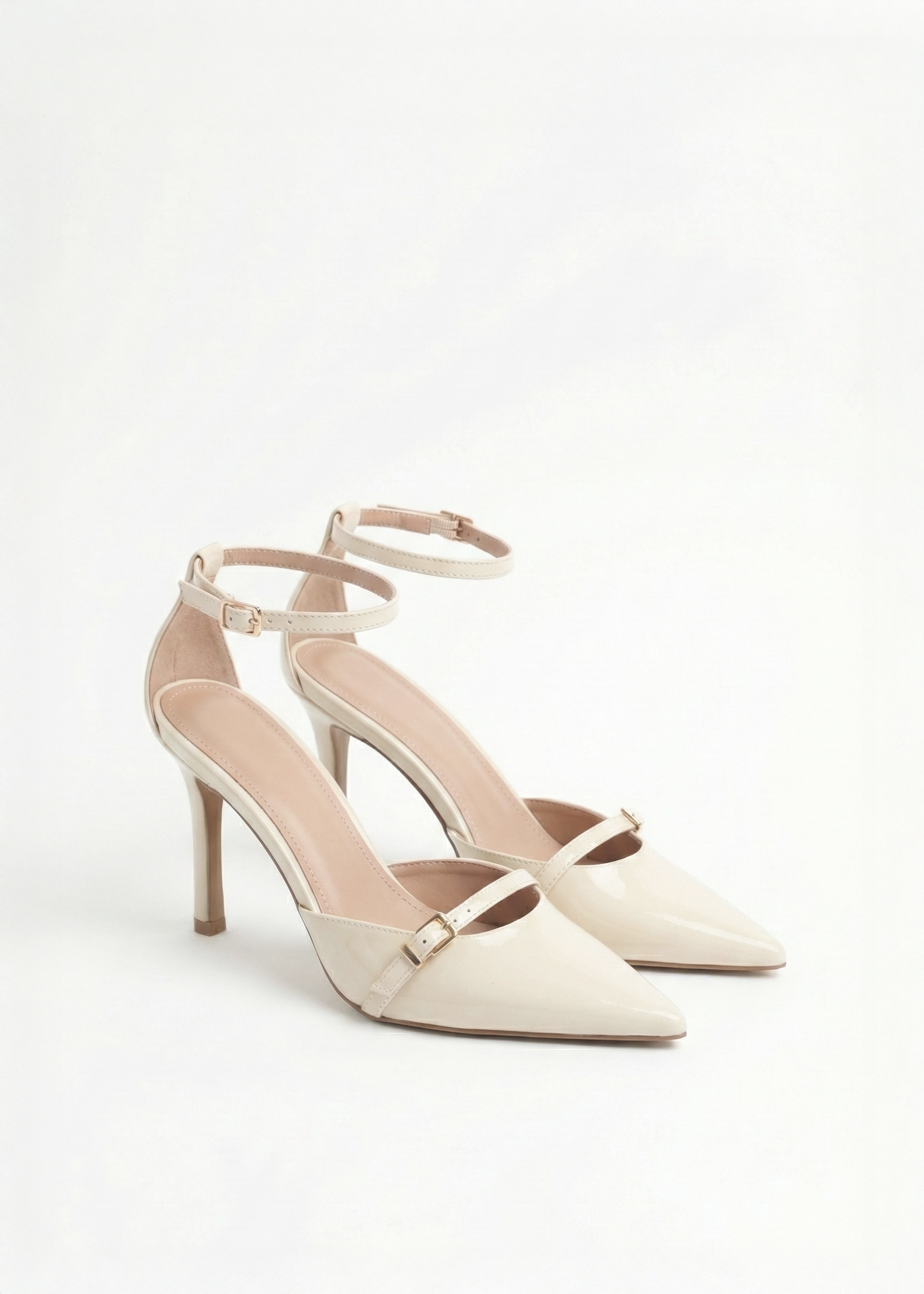 Escarpins bouts pointus vernis à brides