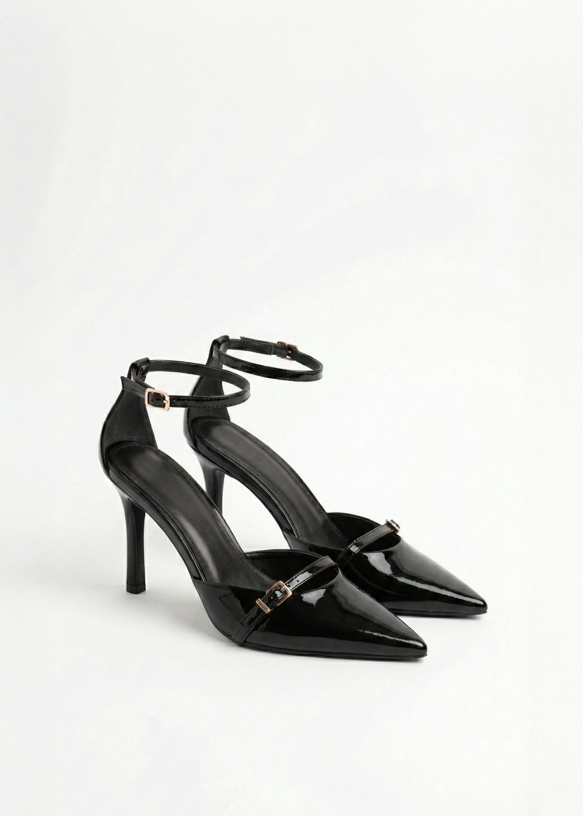 Escarpins bouts pointus vernis à brides