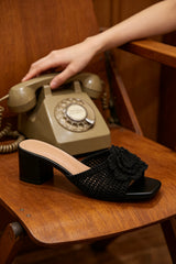 Mules Talon Carré Ornée d'une Fleur en Raphia Crochet